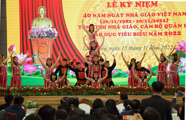 Tiết mục văn nghệ của học sinh các trường trên địa bàn Đà Lạt chào mừng buổi lễ kỷ niệm