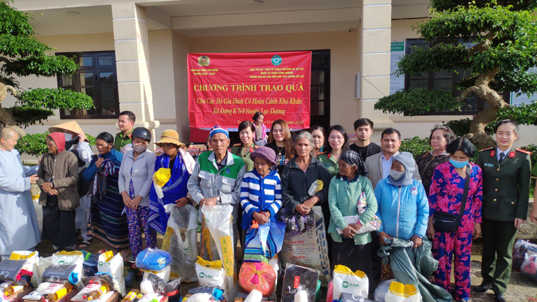 Lạc Dương: Tặng quà cho các gia đình có hoàn cảnh khó khăn
