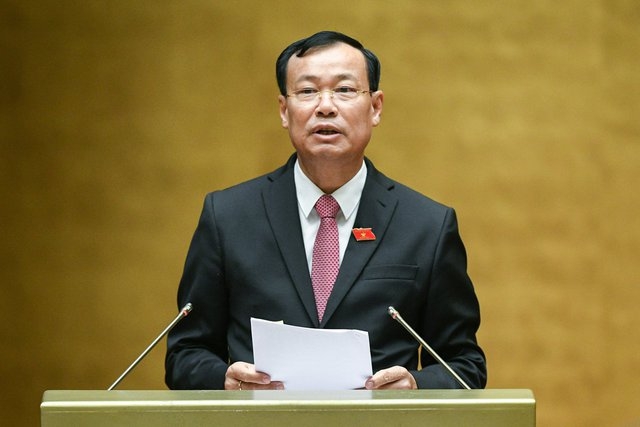 Chủ nhiệm Ủy ban Quốc phòng và An ninh của Quốc hội Lê Tấn Tới trình bày Báo cáo giải trình, tiếp thu, chỉnh lý dự thảo Nghị quyết về thí điểm đấu giá biển số xe ô tô - Ảnh: VGP/Hải Liên