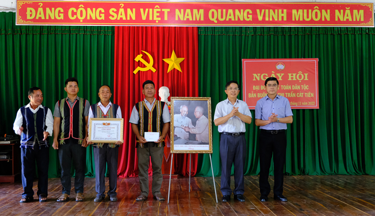 Phó Chủ tịch UBND tỉnh Đặng Trí Dũng dự Ngày hội Đại đoàn kết toàn dân tộc tại bản Buôn Go, Cát Tiên