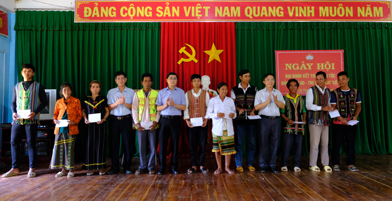 Đồng chí Đặng Trí Dũng cùng các lãnh đạo địa phương trao quà cho các gia đình chính sách trên địa bàn
