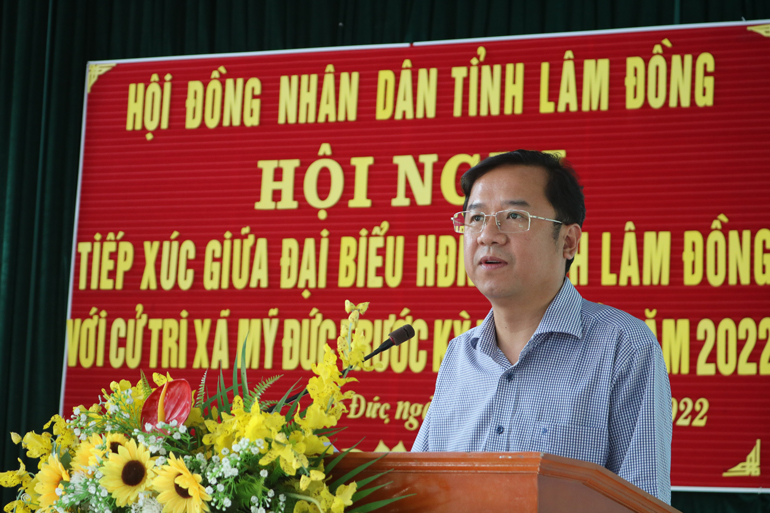 Ông Tôn Thiện Đồng - Phó Chủ tịch HĐND tỉnh báo cáo tóm tắt về kinh tế - xã hội tỉnh năm 2022 đến cử tri xã Mỹ Đức