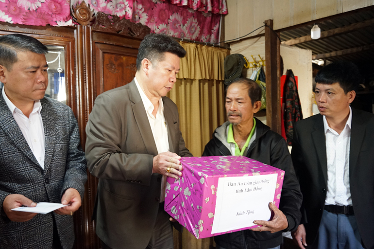Ban An toàn giao thông tỉnh thăm hỏi, động viên các gia đình có nạn nhân tử vong do tai nạn giao thông