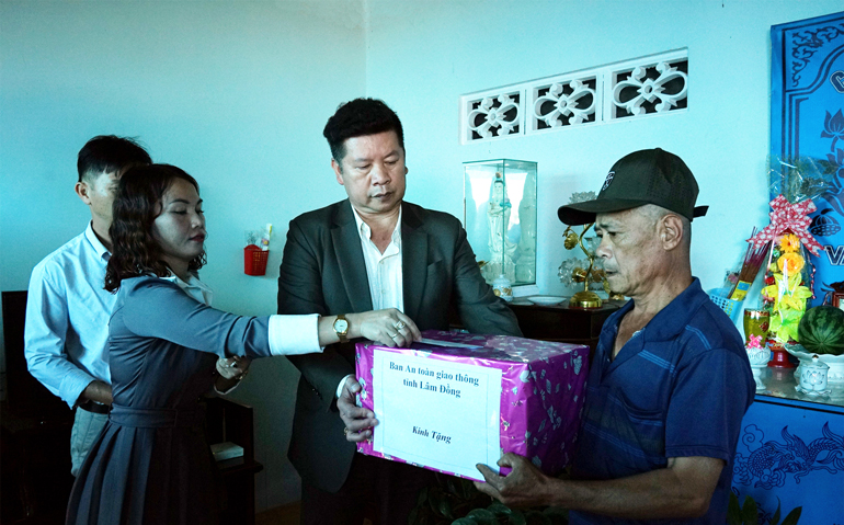 Đại diện lãnh đạo UBND thị trấn D’ran cùng chia sẻ với gia đình