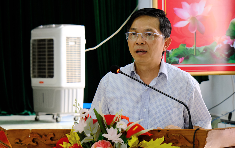 Thay mặt Tổ đại biểu HĐND tỉnh, ông Đặng Trí Dũng tiếp thu các kiến nghị của cử tri