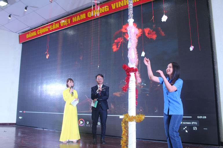 Trò chơi Hái hoa điện ảnh diễn ra sôi nổi 
