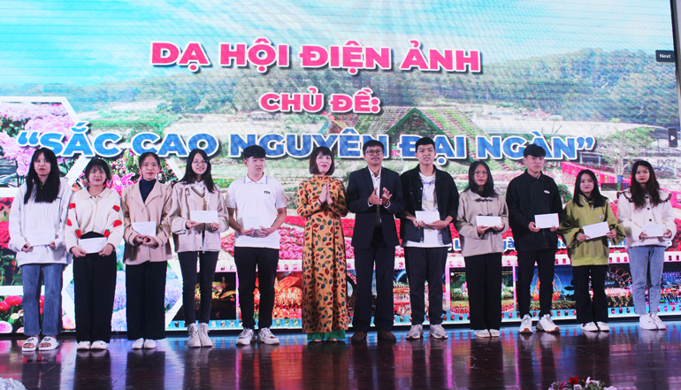 Trao học bổng cho sinh viên có thành tích học tập, rèn luyện tốt