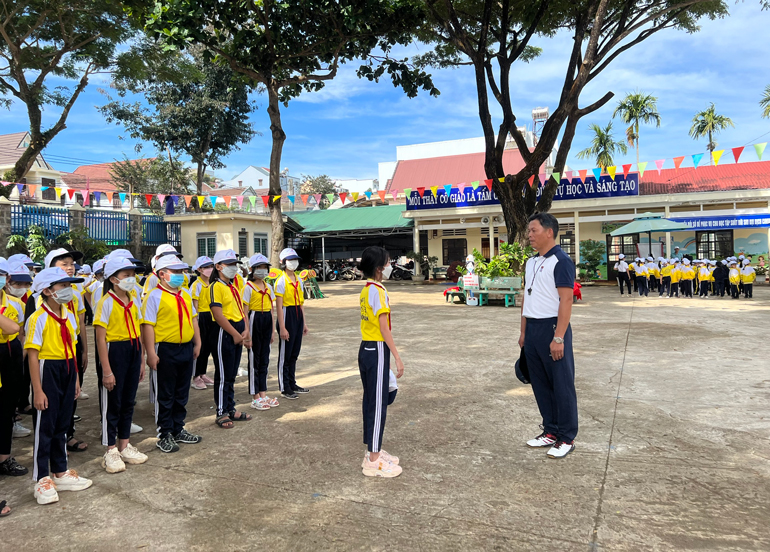 Trường Tiểu học Trần Quốc Toản được nhận Cờ thi đua của Chính phủ