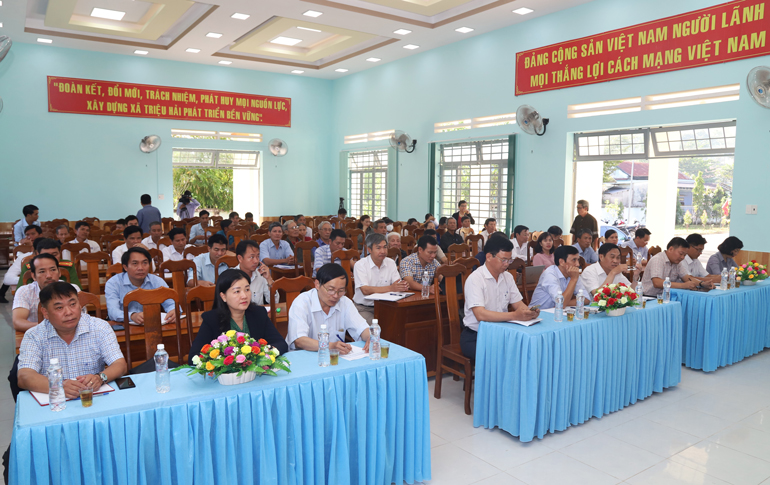Các đại biểu và đông đảo cử tri xã Triệu Hải tham dự buổi tiếp xúc