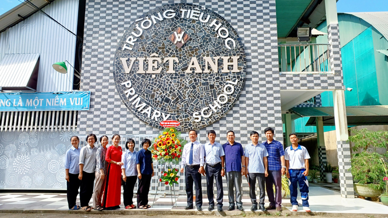 Lãnh đạo huyện Đạ Tẻh thăm và chúc mừng các đơn vị nhân Ngày Nhà giáo Việt Nam 20/11