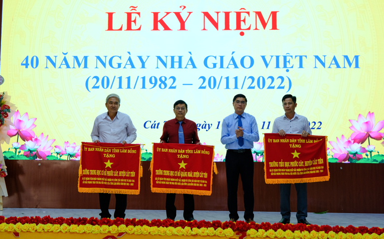Đồng chí Nguyễn Khắc Bình – Bí thư Huyện ủy Cát Tiên trao cờ thi đua của UBND tỉnh Lâm Đồng trao tặng cho 3 đơn vị trường học trên địa bàn