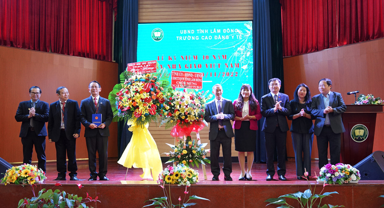Lẵng hoa của Tỉnh ủy, HĐND, UBND và Ủy ban MTTQ Việt Nam tỉnh Lâm Đồng tặng Trường Cao đẳng Y tế Lâm Đồng