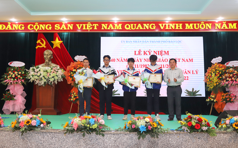 Bảo Lộc: Khen thưởng đột xuất 3 học sinh và giáo viên đạt thành tích xuất sắc trong nghiên cứu khoa học