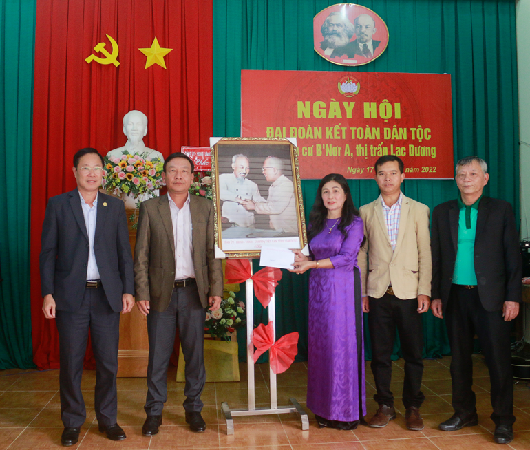 Trưởng Ban Tuyên giáo Tỉnh ủy dự Ngày hội Đại đoàn kết toàn dân tộc tại huyện Lạc Dương