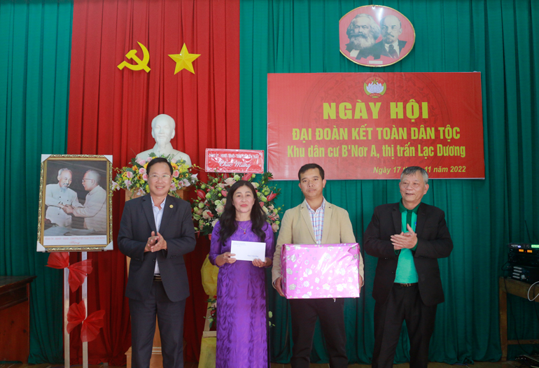 Đồng chí Phạm Triều – Bí thư Huyện ủy, Chủ tịch HĐND huyện Lạc Dương trao tặng phần quà cho TDP B’Nơr A