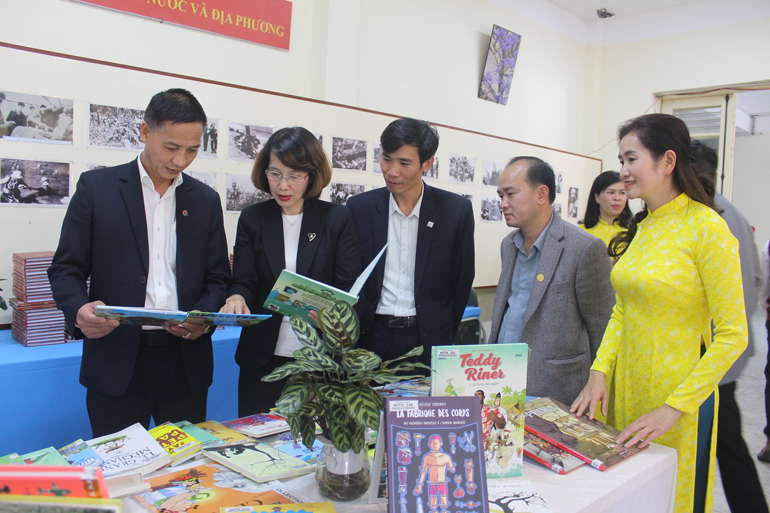 Các đại biểu tham quan Không gian sách tiếng Pháp