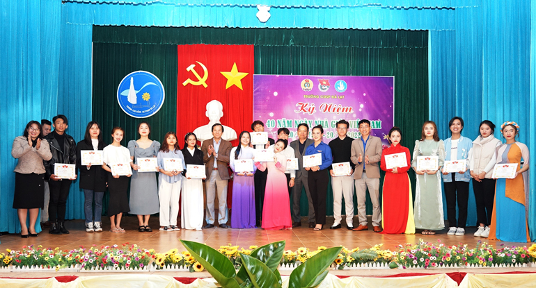Trao tặng giấy khen cho các tiết mục