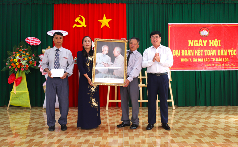 Đồng chí Trần Đình Văn - Phó Bí thư Thường trực Tỉnh ủy, Trưởng Đoàn Đại biểu Quốc hội đơn vị tỉnh Lâm Đồng trao tặng bức anh Bác Hồ và Bác Tôn động viên tinh thần cán bộ, Nhân dân Thôn 7