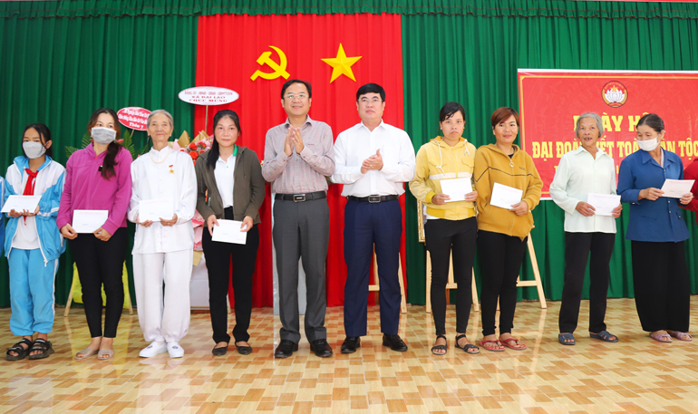 Phó Bí thư Thường trực Tỉnh ủy Lâm Đồng Trần Đình Văn và Bí thư Thành ủy Bảo Lộc Tôn Thiện Đồng trao tặng quà cho hộ khó khăn