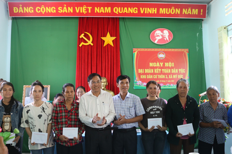 Trao tặng quà cho các hộ dân có hoàn cảnh khó khăn