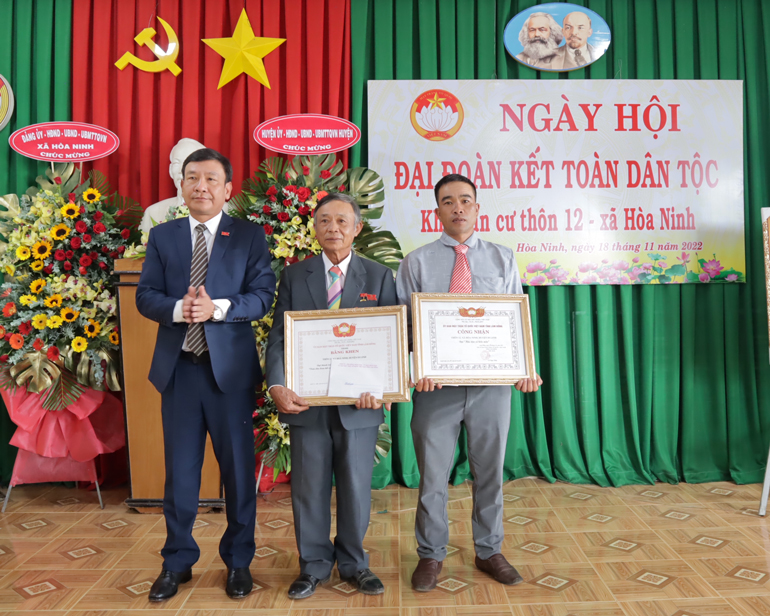 Đồng chí Bùi Thắng – Trưởng Ban Tuyên giáo Tỉnh uỷ trao Bằng khen của Uỷ ban MTTQ Việt Nam tỉnh cho Nhân dân và cán bộ Thôn 12 vì có thành tích xuất sắc trong thực hiện Cuộc vận động Toàn dân đoàn kết xây dựng nông thôn mới, đô thị văn minh năm 2022 và Quyết định công nhận khu dân cư kiểu 