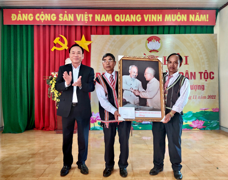 Tặng ảnh Bác Hồ và Bác Tôn cho cán bộ và Nhân dân Thôn 4