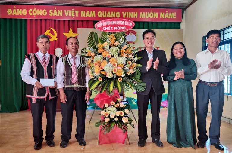 Thường trực Huyện uỷ tặng hoa và tặng quà cho cán bộ và Nhân dân Thôn 4