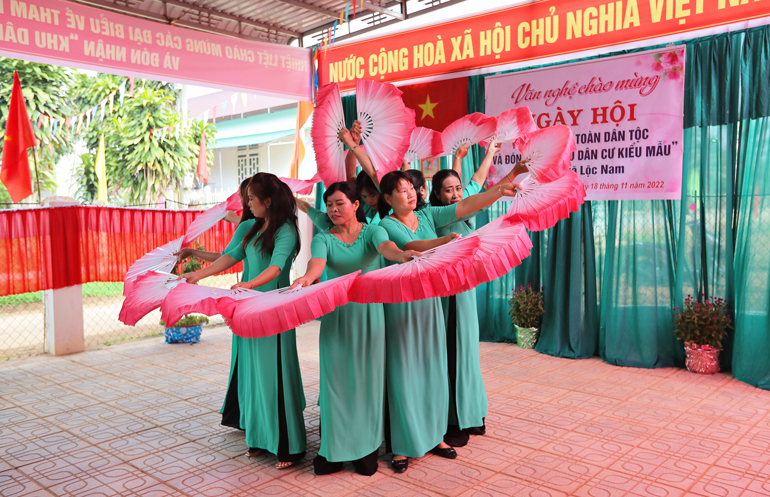 Đại tá Trương Minh Đương dự Ngày hội Đại đoàn kết toàn dân tộc tại Bảo Lâm