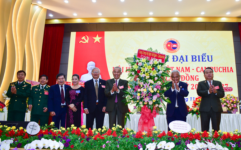 Trung ương Hội tặng hoa chúc mừng Đại hội
