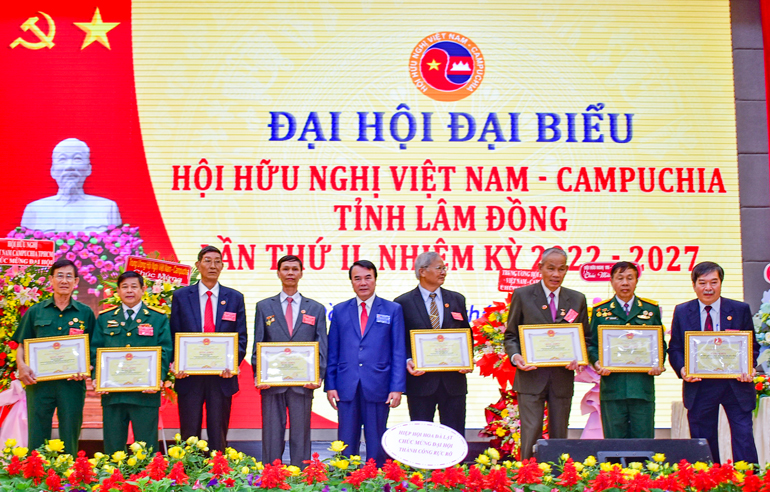 UBND tỉnh trao Bằng khen cho các tập thể, cá nhân