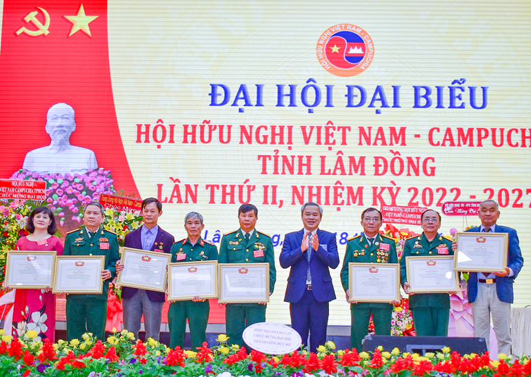 Ủy ban MTTQ Việt Nam tỉnh trao Bằng khen cho các tập thể, cá nhân