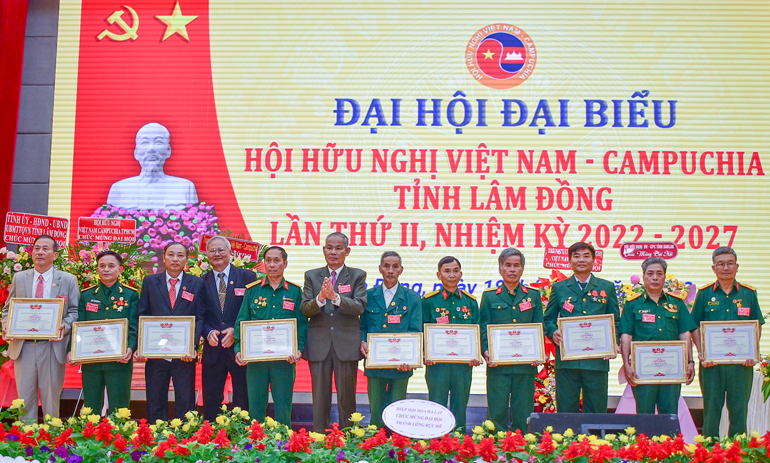 Hội Hữu nghị Việt Nam - Campuchia tỉnh tặng giấy khen cho các cá nhân có thành tích trong công tác, hoạt động Hội