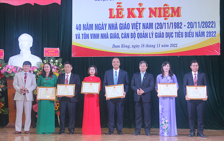 Trao Bằng khen của Bộ GDĐT cho các tập thể và cá nhân