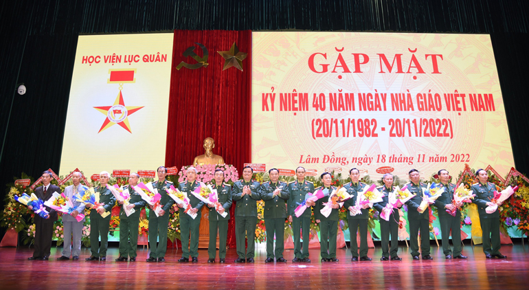 Ban Giám đốc Học viện Lục quân tặng hoa chúc mừng các đồng chí Giáo sư, Phó Giáo sư, Nhà giáo ưu tú qua các thời kì