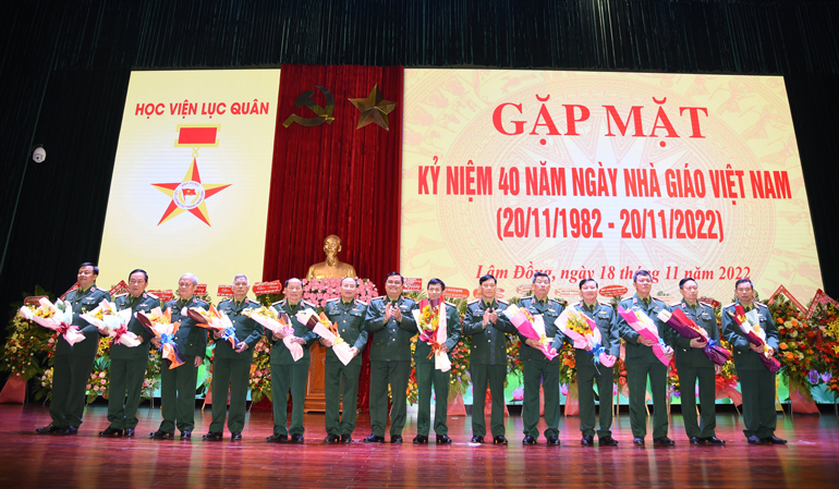 Ban Giám đốc Học viện Lục quân tặng hoa chúc mừng cho các đồng chí nguyên trong Ban Giám đốc Học viện
