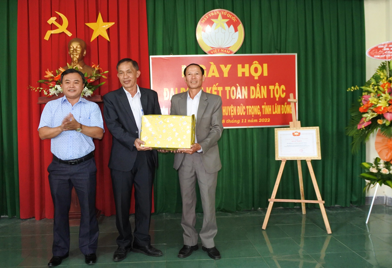 Đồng chí Lê Nguyên Hoàng - Phó Chủ tịch UBND huyện trao quà động viên Nhân dân và cán bộ thôn Hiệp Hòa