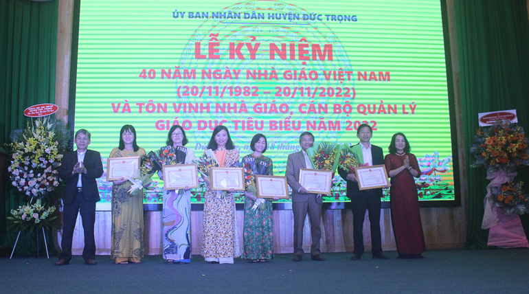 Đồng chí Nguyễn Văn Cường – Chủ tịch UBND huyện và đồng chí Phạm Thị Thanh Thúy – Phó Chủ tịch UBND huyện, tặng giấy khen cho các nhà giáo, cán bộ quản lý tiêu biểu