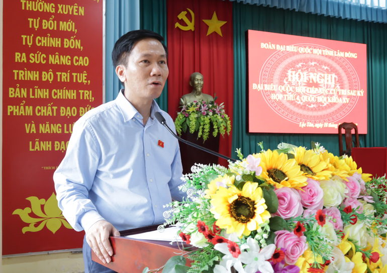 Ông Lâm Văn Đoan trả lời một số vấn đề trước cử tri xã Lộc Tân