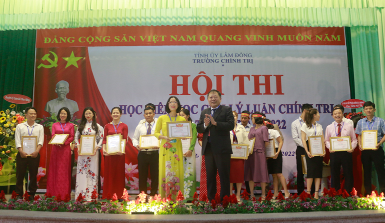 Trao giải nhất cho học viên xuất sắc