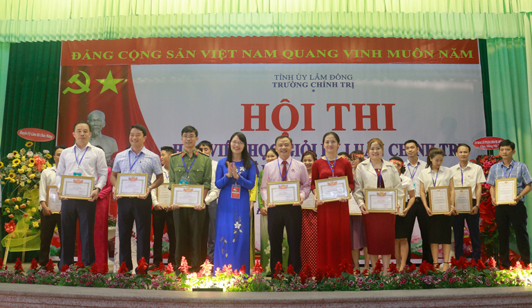 Trao giải ba cho các học viên