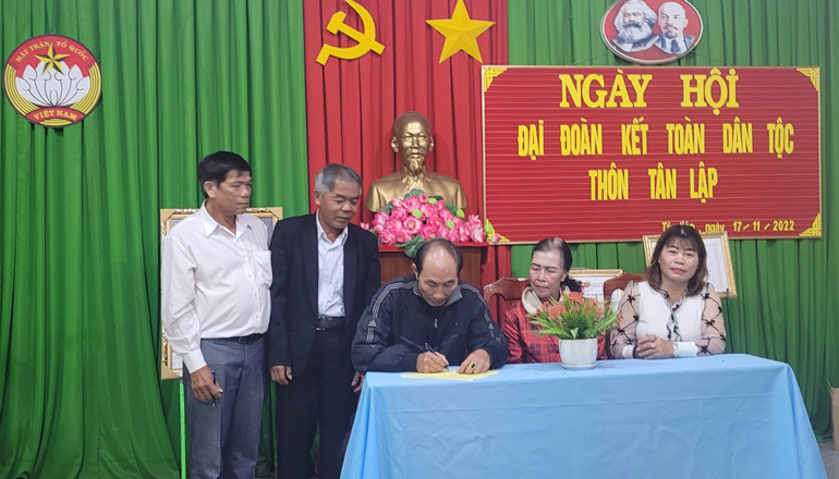 Tại ngày hội, cán bộ và Nhân dân tại các khu dân cư đã ký giao ước thi đua năm 2023