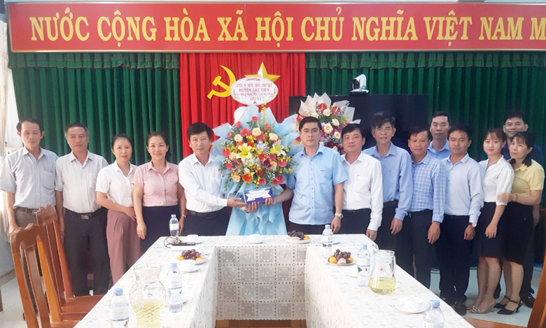 Lãnh đạo huyện Cát Tiên thăm và chúc mừng các đơn vị, trường trên địa bàn ngày Nhà giáo Việt Nam 20/11