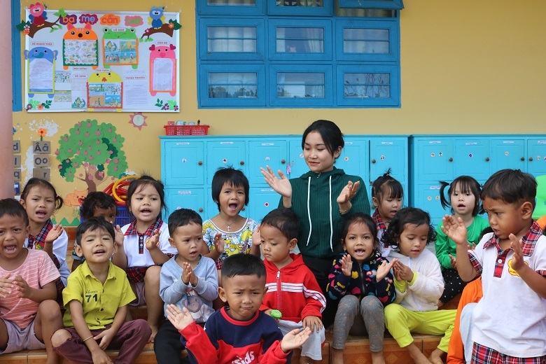 Chăm sóc, yêu thương các em, những đứa trẻ ở đây luôn miệng gọi Ka Diễm là “mẹ hiền”