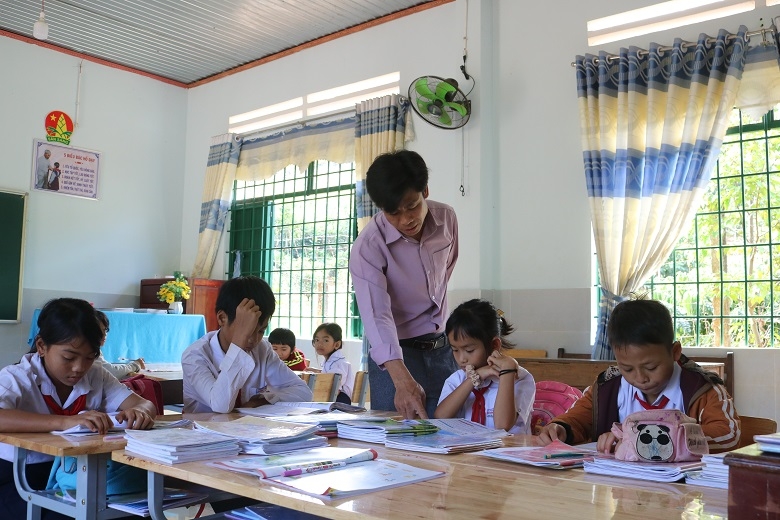 Gắn bó với học sinh vùng sâu, thầy Thành hiểu được với các em, con chữ sẽ là tuyệt vời để mai sau chắp cánh cho những ước mơ, hoài bão
