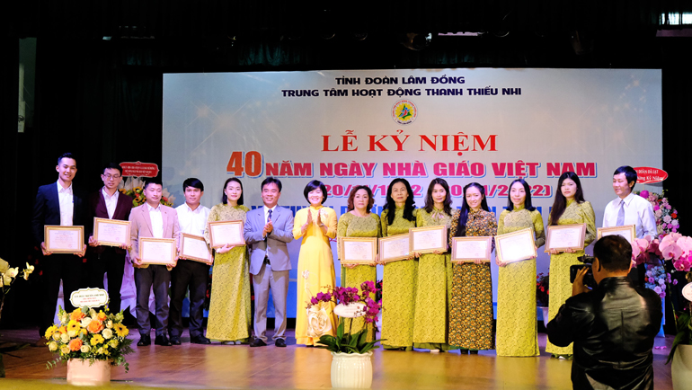 Tặng giấy khen của Ban Giám đốc Trung tâm Hoạt động Thanh thiếu nhi tỉnh cho các giáo viên tiêu biểu