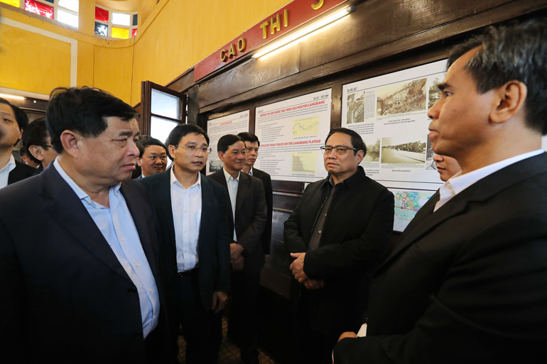 Thủ tướng Chính phủ Phạm Minh Chính nghe cán bộ Ga Đà Lạt, lãnh đạo tỉnh Lâm Đồng thông tin tình hình kinh doanh của đơn vị
