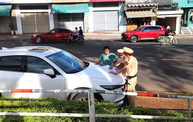 Lập biên bản xử lý vi phạm hành chính các trường hợp dừng, đỗ xe sai quy định trên vỉa hè