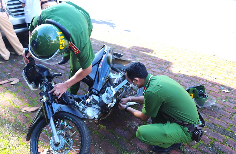 Cơ quan công an xử lý, thu giữ 1 xe máy độ, chế làm thay đổi kết cấu xe