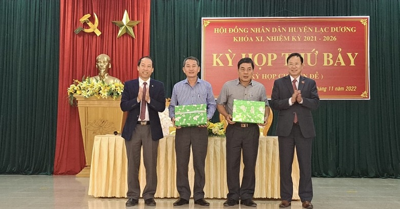 Đồng chí Phạm Triều - Bí thư Huyện ủy, Chủ tịch HĐND huyện Lạc Dương và đồng chí Sử Thanh Hoài - Chủ tịch UBND huyện tặng quà cho 2 đồng chí miễn nhiệm Ủy viên UBND huyện khóa XI, nhiệm kỳ 2021 - 2026
