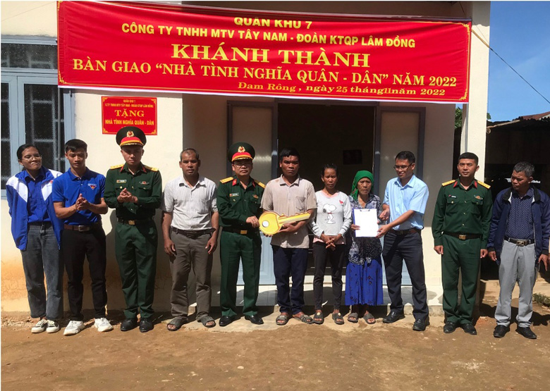 Đoàn Kinh tế Quốc phòng Lâm Đồng bàn giao nhà ''Tình nghĩa Quân dân'' cho hộ nghèo